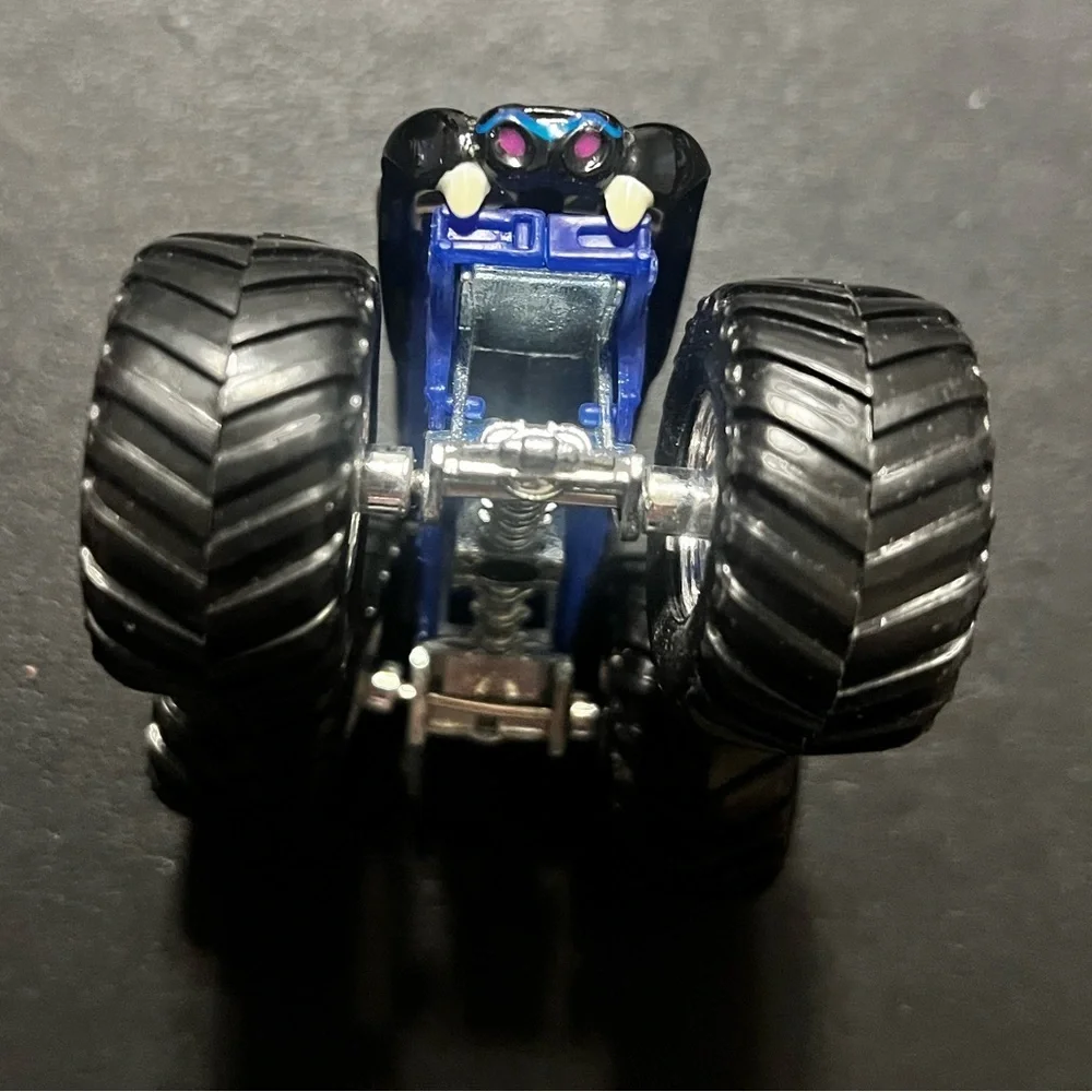 Hot Wheels Monster Jam Predator 1:64 Scale Die Cast Truck